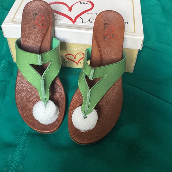 Shoes - Picture 6 of 8